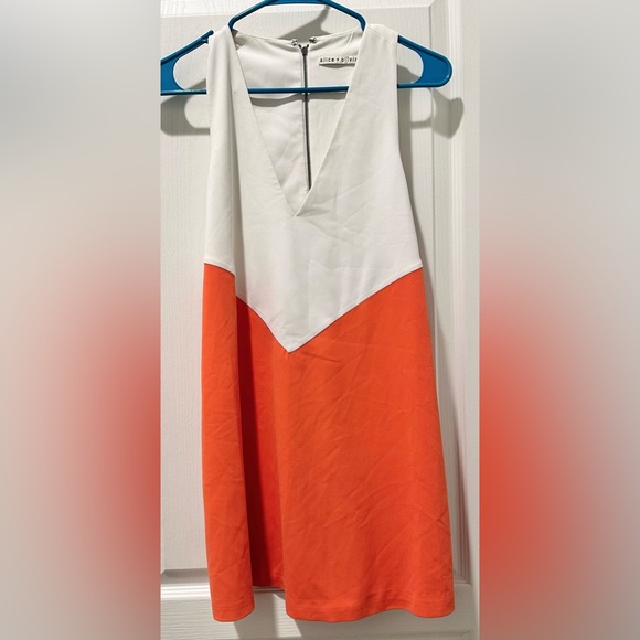 Alice + Olivia Sleeveless Maya Trumpet Silhouette Chevron Color Block Mini Dress - Picture 2 of 9